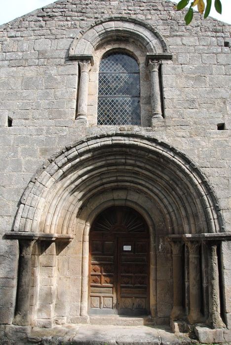 Eglise de Veyrines : Façade occidentale, vue partielle