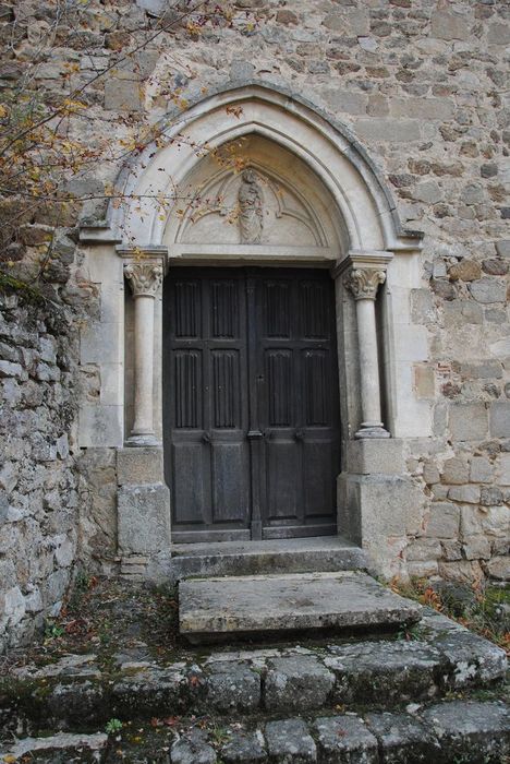 Vieux château (restes) : Chapelle, portail occidental, vue générale