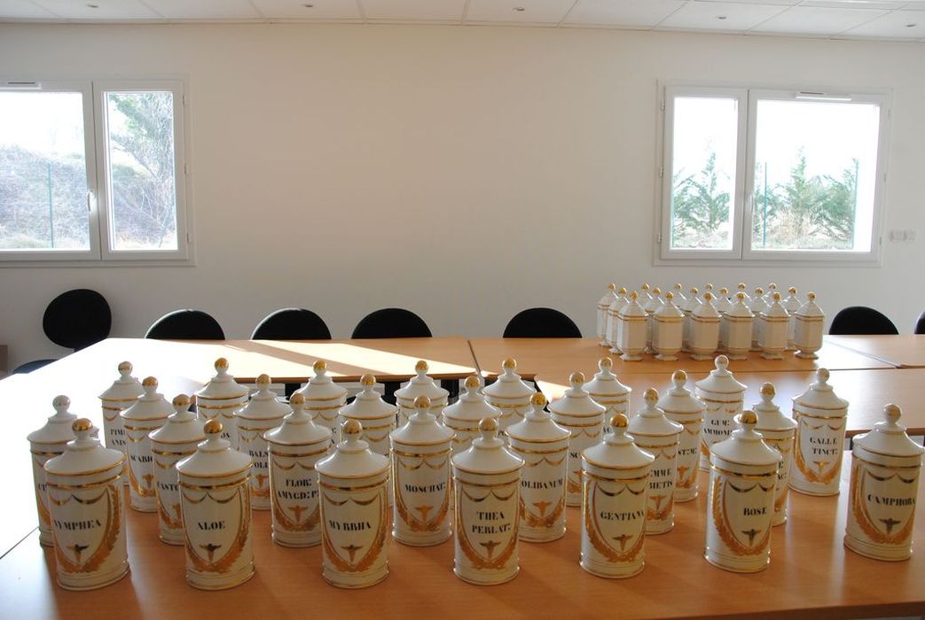 collection de pots à pharmacie, vue générale - © Ministère de la Culture (France), Médiathèque du patrimoine et de la photographie, Conservation des antiquités et des objets d’art de l’Ardèche – Tous droits réservés