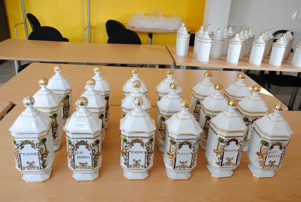 collection de pots à pharmacie, vue générale - © Ministère de la Culture (France), Conservation des antiquités et des objets d’art de l’Ardèche – Tous droits réservés