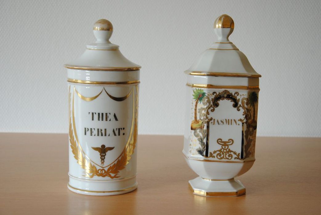 pots à pharmacie : thea perlat et Jasmin - © Ministère de la Culture (France), Médiathèque du patrimoine et de la photographie, Conservation des antiquités et des objets d’art de l’Ardèche – Tous droits réservés