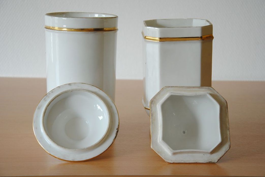 pots à pharmacie : Couvercles - © Ministère de la Culture (France), Médiathèque du patrimoine et de la photographie, Conservation des antiquités et des objets d’art de l’Ardèche – Tous droits réservés