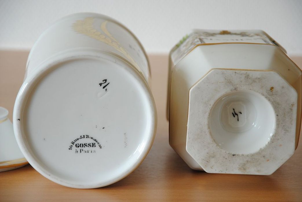 pots à pharmacie : Détail des marques de fabrication - © Ministère de la Culture (France), Médiathèque du patrimoine et de la photographie, Conservation des antiquités et des objets d’art de l’Ardèche – Tous droits réservés