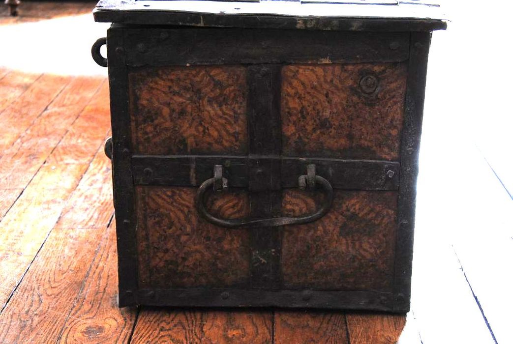coffre, petit côté droit, vue générale - © Ministère de la Culture (France), Médiathèque du patrimoine et de la photographie, Conservation des antiquités et des objets d’art de l’Ardèche – Tous droits réservés