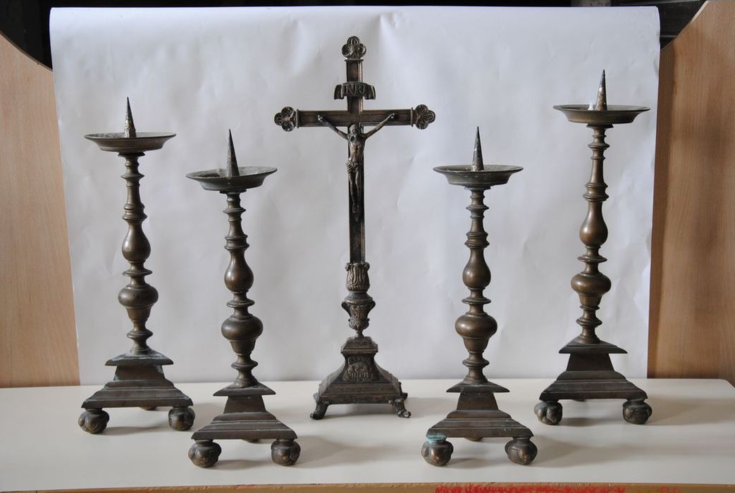 chandeliers et croix d'autel