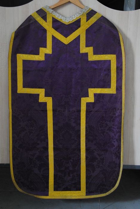 chasuble (ornement violet) - © Ministère de la Culture (France), Médiathèque du patrimoine et de la photographie, Conservation des antiquités et des objets d’art de l’Ardèche – Tous droits réservés