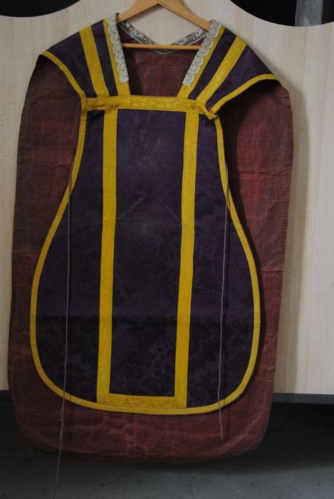 chasuble (ornement violet) - © Ministère de la Culture (France), Médiathèque du patrimoine et de la photographie, Conservation des antiquités et des objets d’art de l’Ardèche – Tous droits réservés