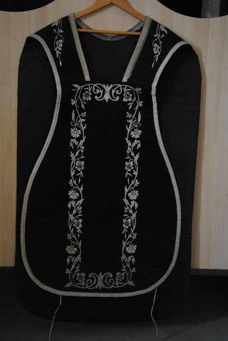 chasuble (ornement noir) - © Ministère de la Culture (France), Médiathèque du patrimoine et de la photographie, Conservation des antiquités et des objets d’art de l’Ardèche – Tous droits réservés