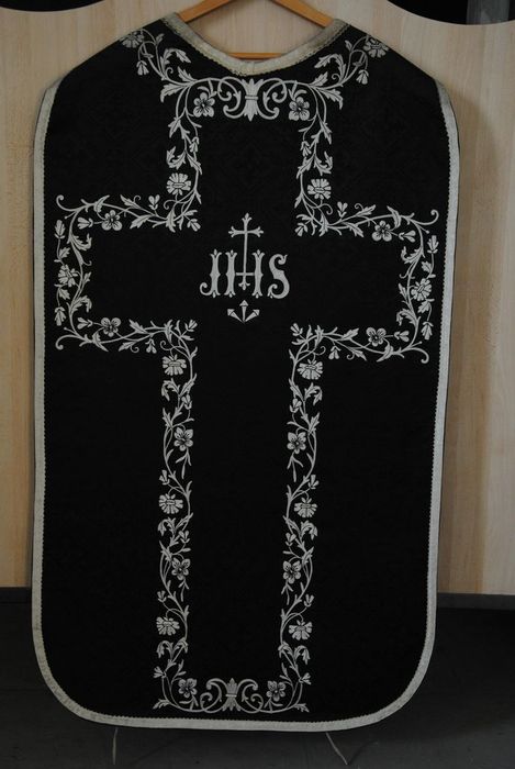 chasuble (ornement noir) - © Ministère de la Culture (France), Médiathèque du patrimoine et de la photographie, Conservation des antiquités et des objets d’art de l’Ardèche – Tous droits réservés