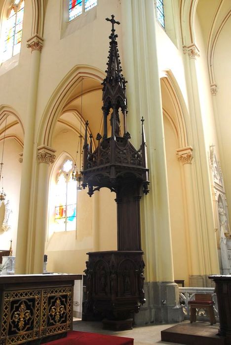 Chaire à prêcher : cuve, abat-voix, pilier ; lambris de revêtement ; orgue ; lustres d'église ; garnitures d'autel ; chemin de croix ; verrière