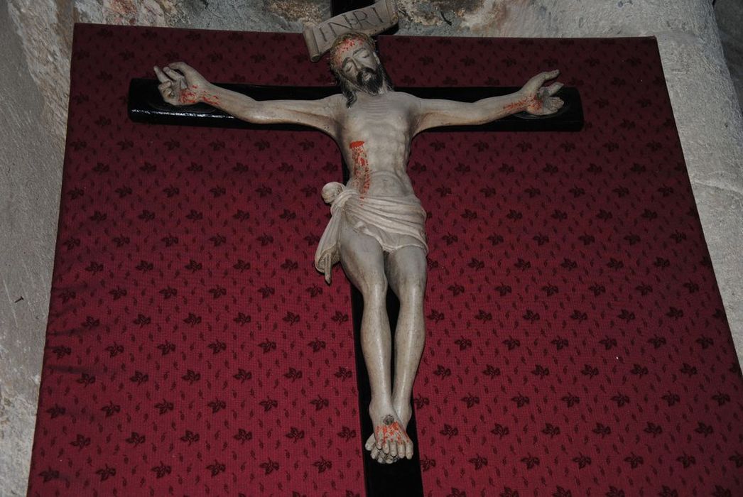 statue : Christ en croix