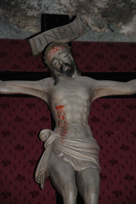 statue : Christ en croix, vue partielle