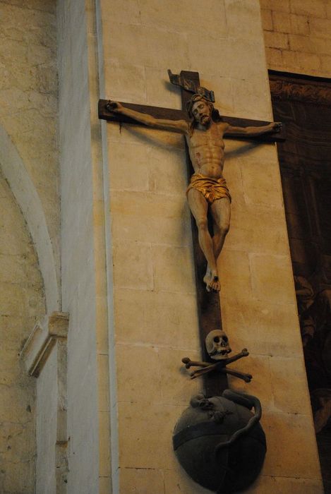 statue : Christ en croix