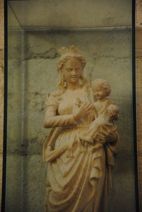 groupe sculpté : Vierge à l'Enfant, vue partielle