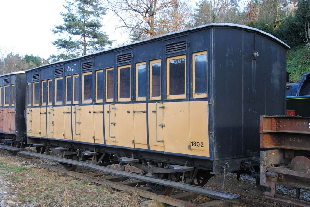 voiture à voyageurs, type ABC, à essieux parallèles, à voie métrique, CV 1802 - © Ministère de la Culture (France), Conservation des antiquités et des objets d’art de l’Ardèche – Tous droits réservés