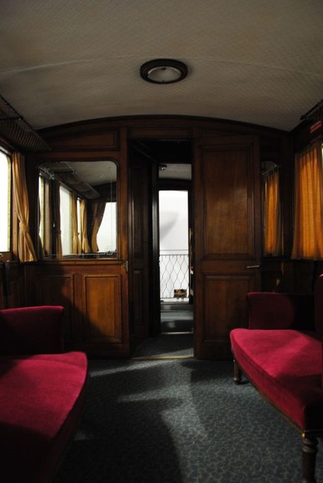 voiture à voyageurs : voiture-salon à essieux parallèles, à voie métrique, AS 1005, vue partielle d'une cabine - © Ministère de la Culture (France), Conservation des antiquités et des objets d’art de l'Ardèche - Tous droits réservés