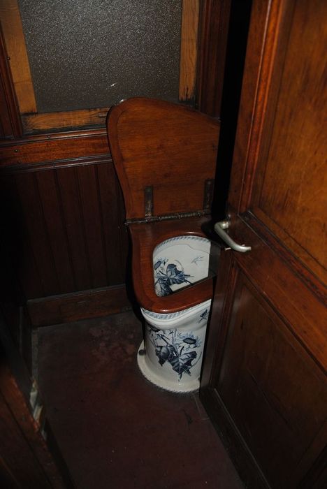 voiture à voyageurs : voiture-salon à essieux parallèles, à voie métrique, AS 1005, détail des toilettes - © Ministère de la Culture (France), Conservation des antiquités et des objets d’art de l’Ardèche – Tous droits réservés