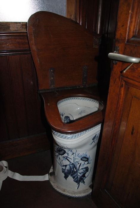 voiture à voyageurs : voiture-salon à essieux parallèles, à voie métrique, AS 1005, détail des toilettes