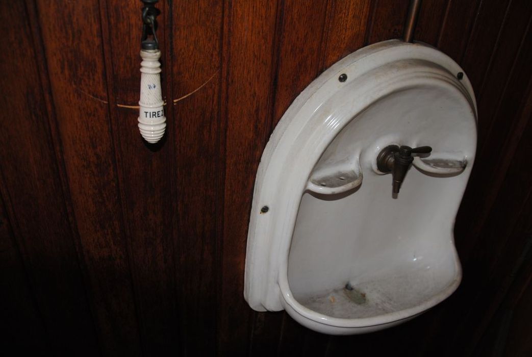 voiture à voyageurs : voiture-salon à essieux parallèles, à voie métrique, AS 1005, détail des toilettes