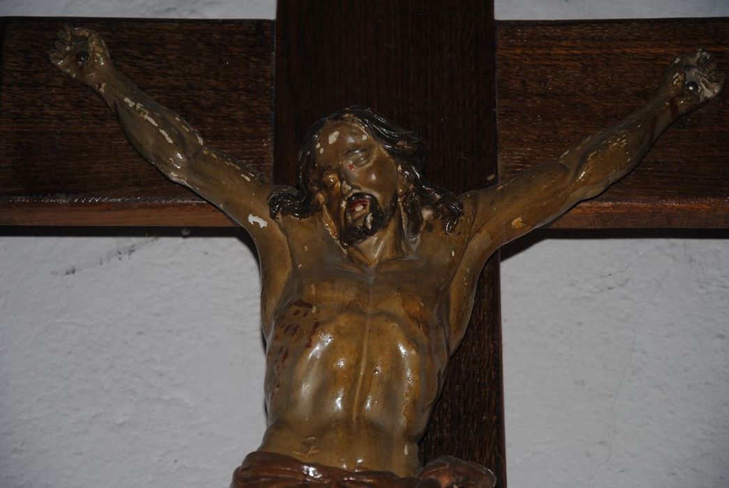 statue : Christ en croix