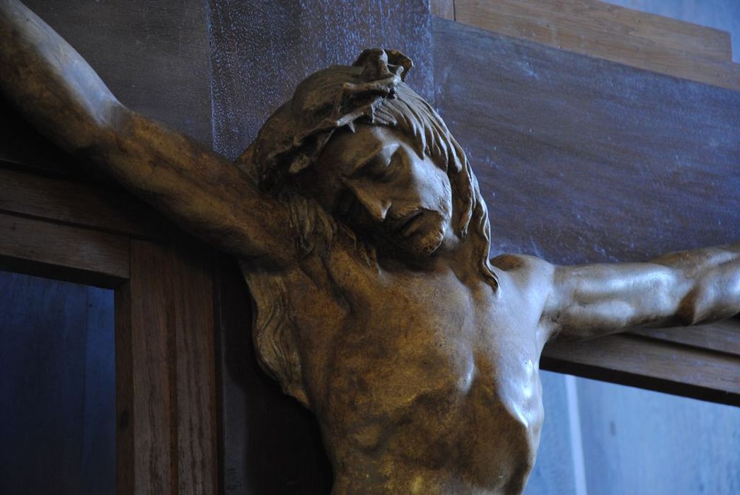 statue : Christ en croix, vue partielle