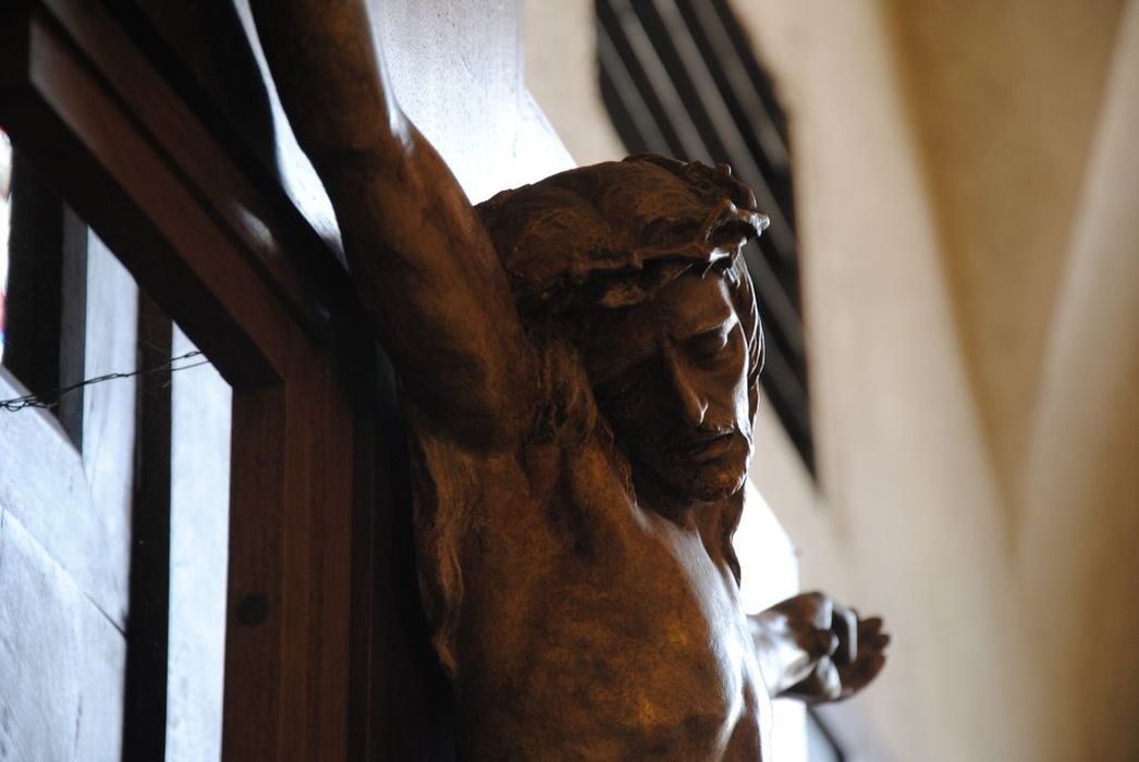 statue : Christ en croix