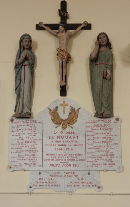 trois statues : Christ en croix, Vierge et Saint Jean