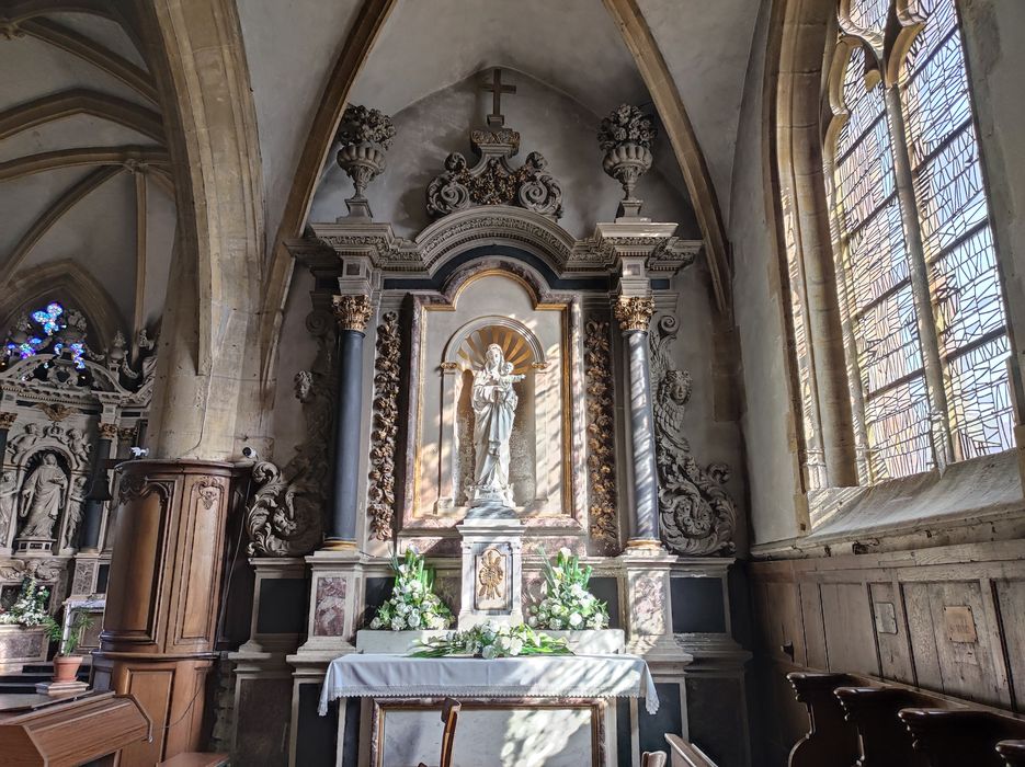 Deux autels latéraux, leurs tabernacles et leurs retables