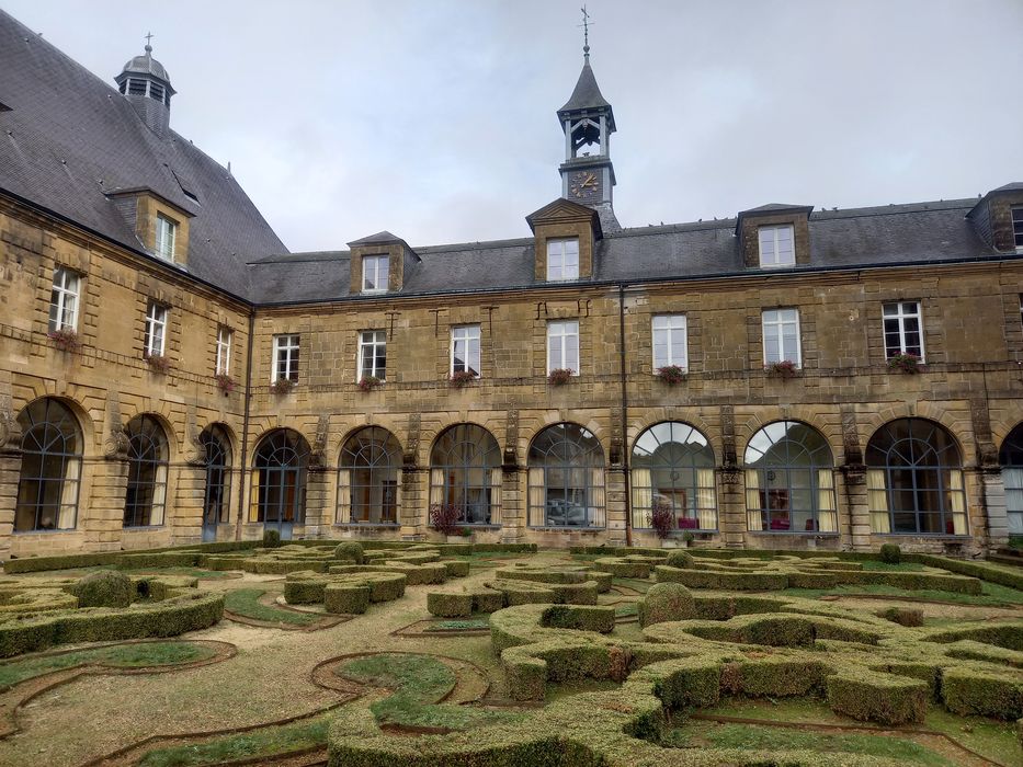 vue partielle des façades sur le cloître