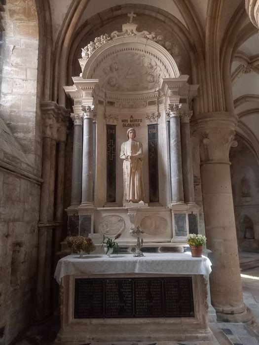 monument aux morts, ancien autel et retable de Saint-Benoît