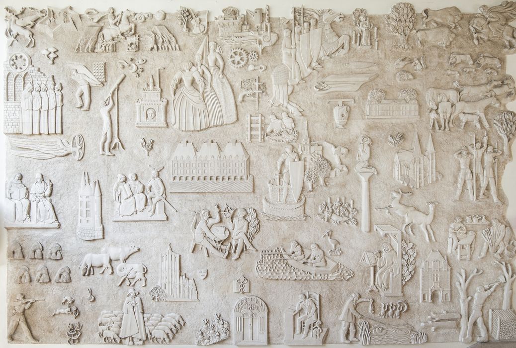 bas-relief présentant une carte orientée, allégorique et imaginaire du département des Ardennes - © Ministère de la Culture (France), Conservation des antiquités et des objets d’art des Ardennes – Tous droits réservés