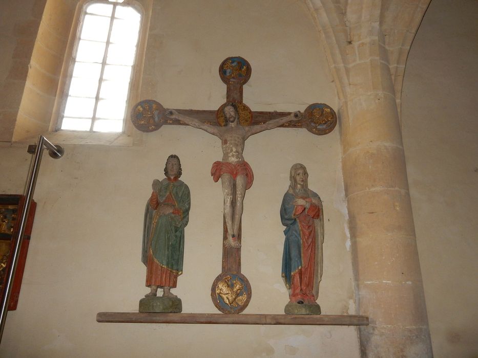 groupe sculpté : Christ en croix entre la Vierge et saint Jean (le)