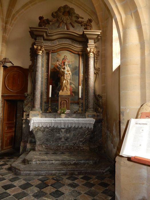 Autel latéral sud de la Vierge et son retable