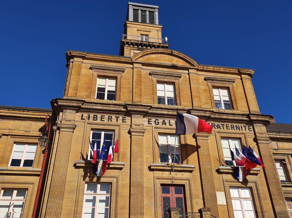 façade sur la place