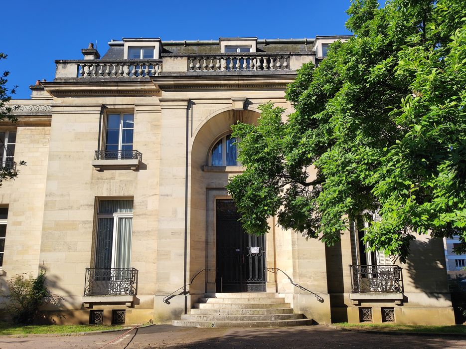 façade antérieure, vue partielle