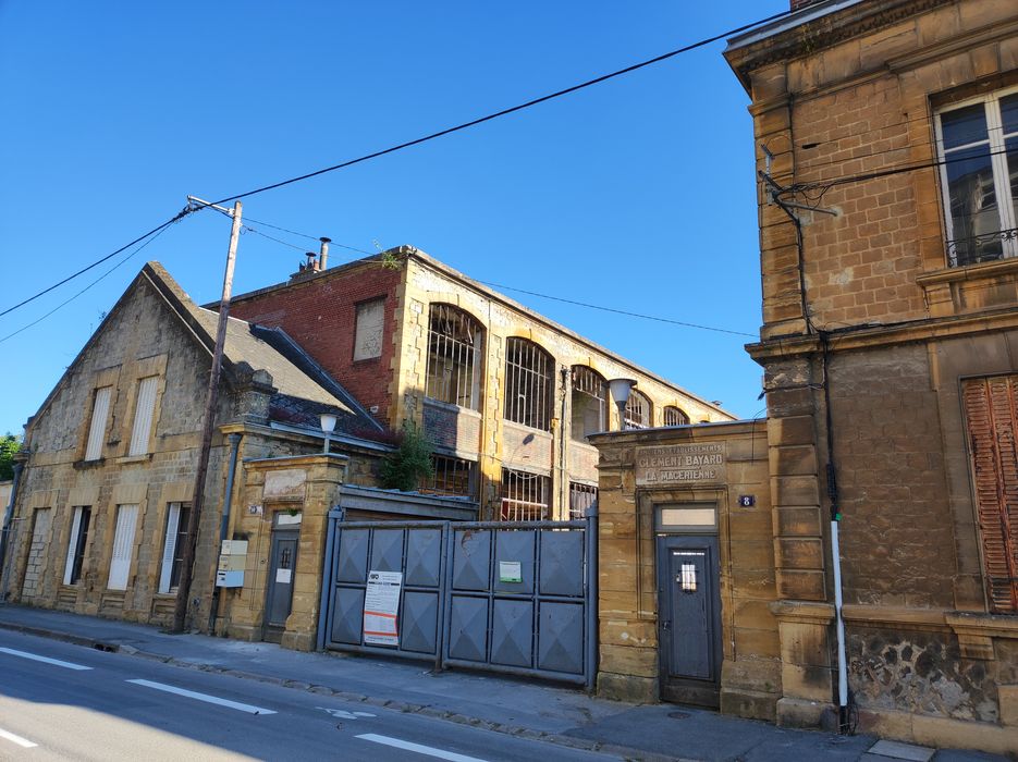 vue partielle des bâtiments depuis la rue