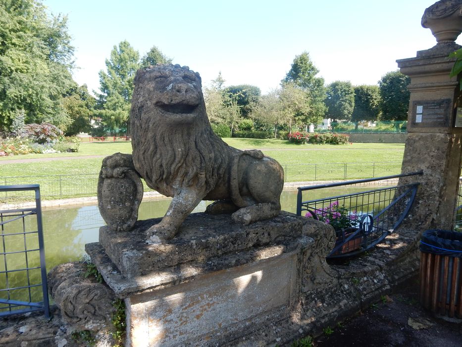 Douves, ponceau, deux pilastres et deux statues : Lions (décor sculpté du jardin)