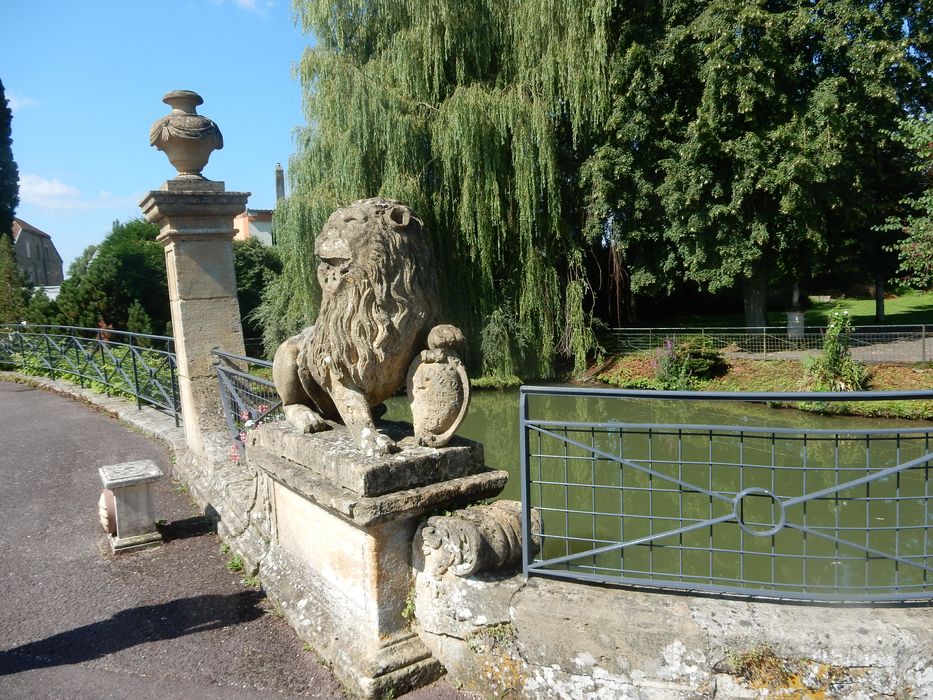 statue : Lion (décor sculpté du jardin)