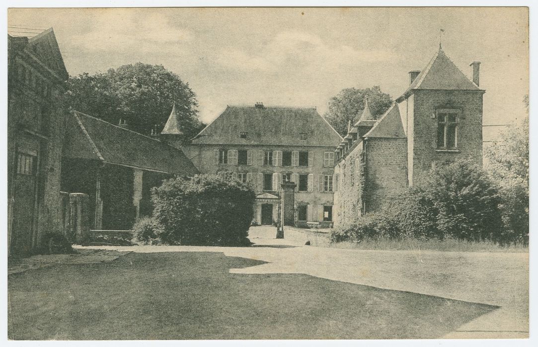 vue générale des bâtiments encadrant la cour d’honneur