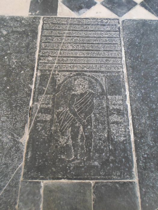 Dalle funéraire d'un membre de la famille de Coucy