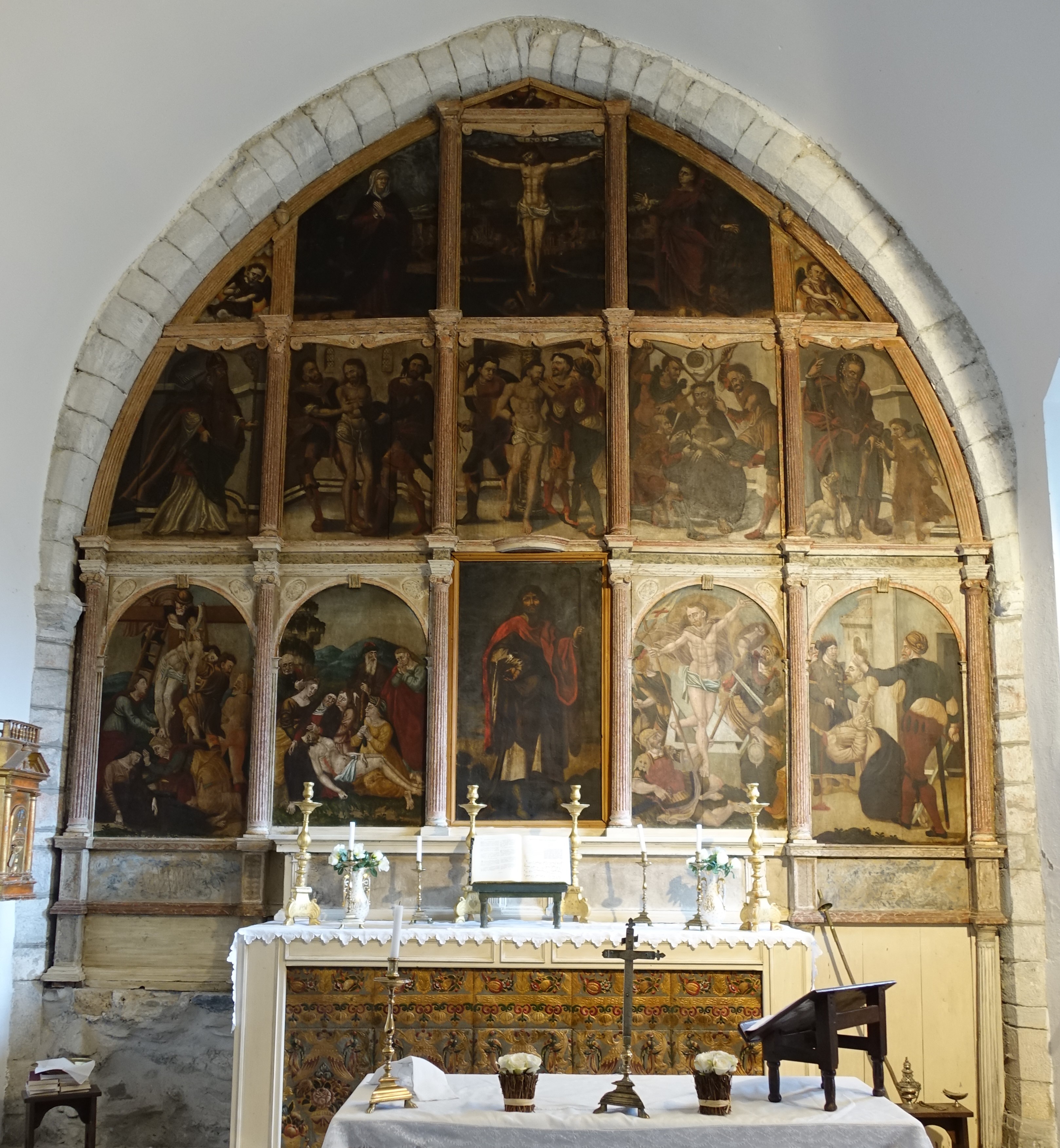 Retable, 15 tableaux : scènes de la vie du Christ, saints, anges