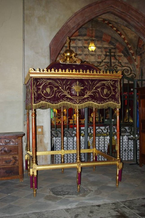 Cinq dais de procession : dais de l'Esprit Saint, dais Majeur, dais de Saint Antoine, dais de Saint Aubin, dais de Sainte Apollonie