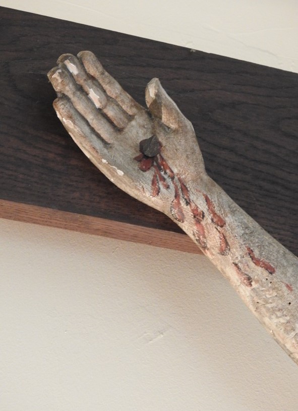 statue : Christ en croix, main droite du Christ