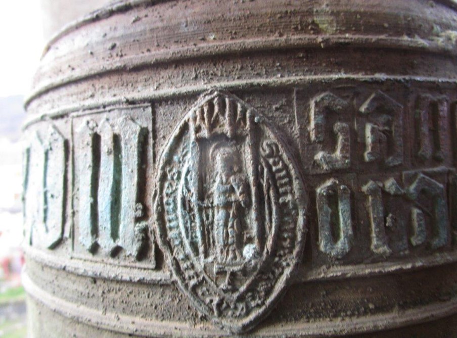cloche, inscription et décor