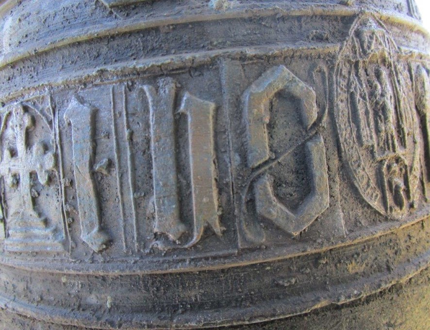 cloche, inscription et décor