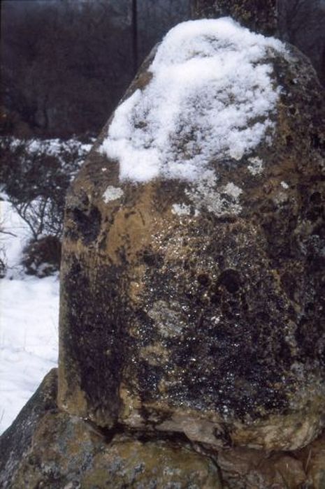 croix de chemin dite croix de Catchaou, détail du socle - © Ministère de la Culture (France), Conservation des antiquités et des objets d’art de l'Ariège – Tous droits réservés 