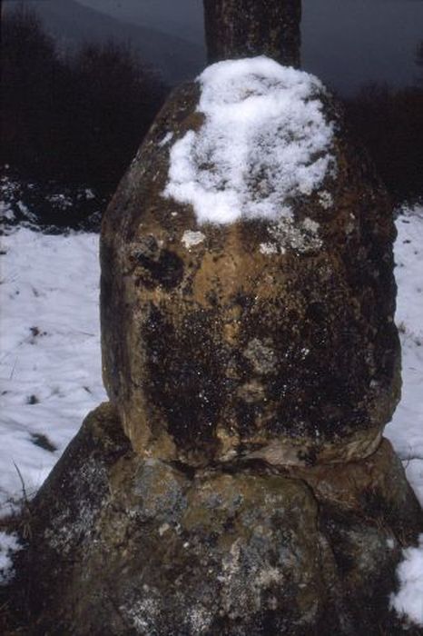 croix de chemin dite croix de Catchaou, détail du socle - © Ministère de la Culture (France), Conservation des antiquités et des objets d’art de l'Ariège – Tous droits réservés 