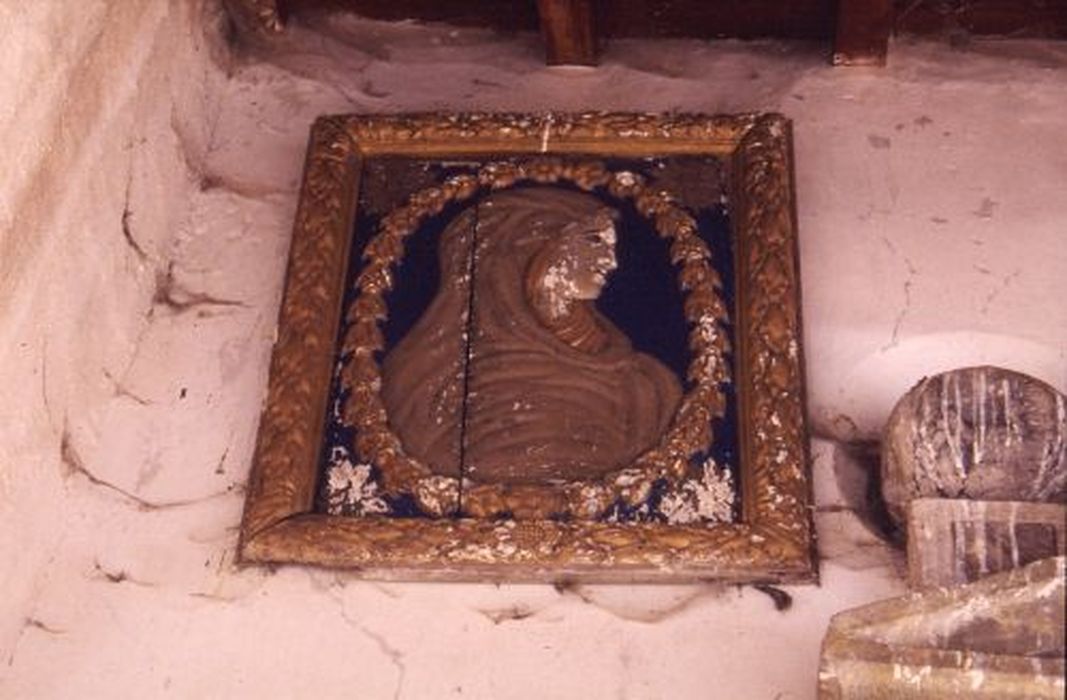 bas-relief : Buste de femme - © Ministère de la Culture (France), Conservation des antiquités et des objets d’art de l'Ariège – Tous droits réservés 