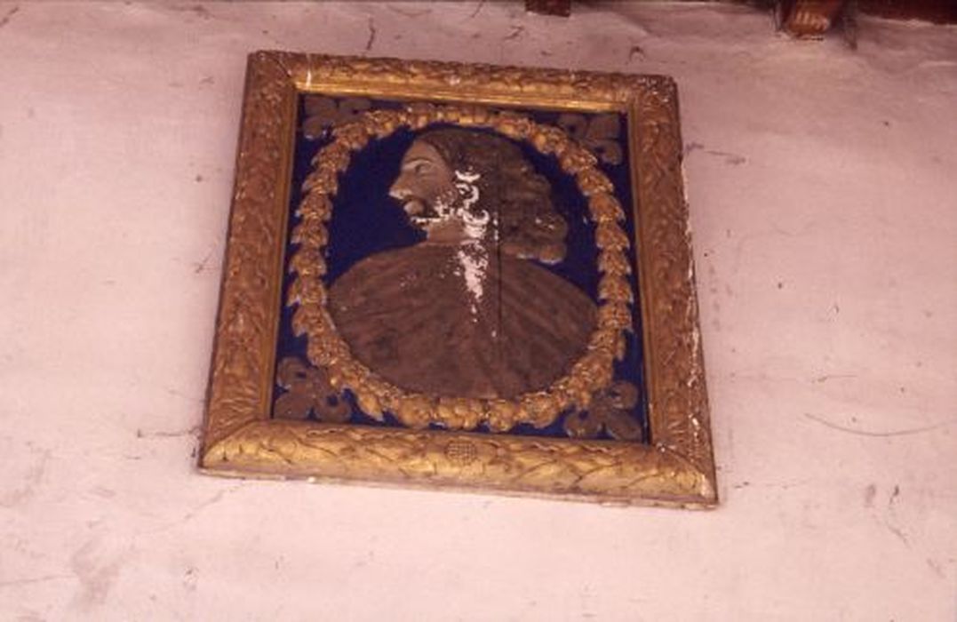 bas-relief : Buste d'homme - © Ministère de la Culture (France), Conservation des antiquités et des objets d’art de l'Ariège – Tous droits réservés 