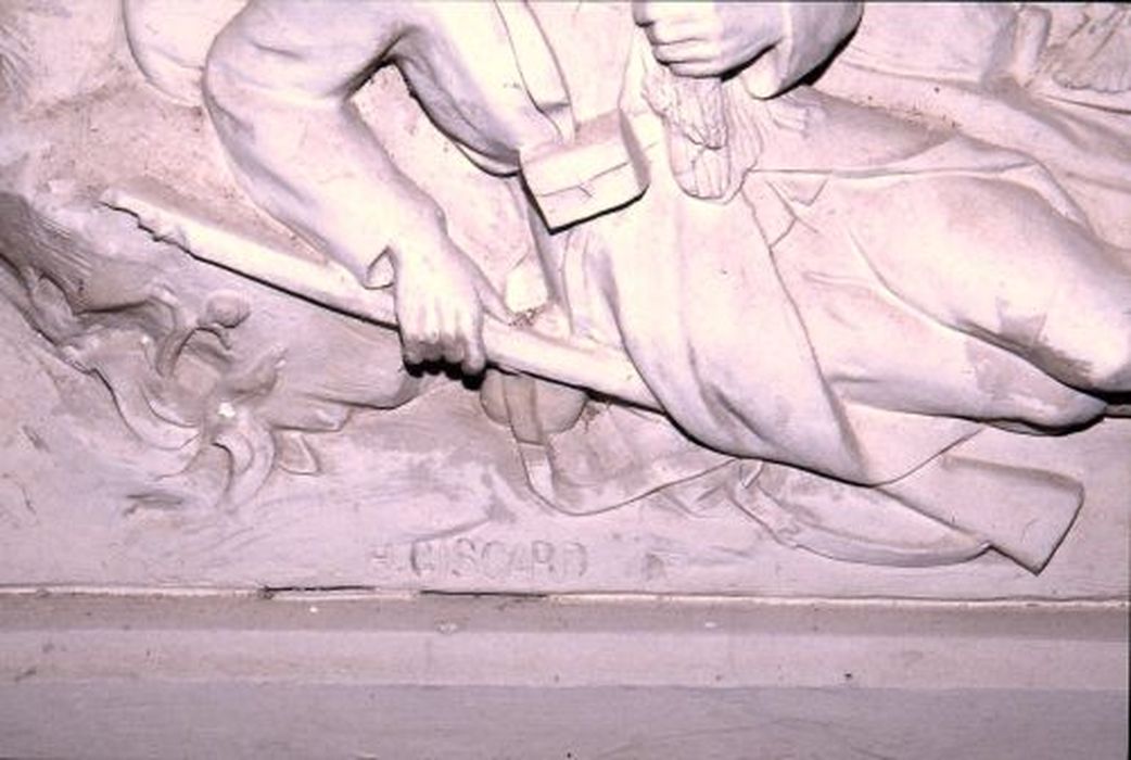 autel faisant office de monument aux morts, détail de la signature - © Ministère de la Culture (France), Conservation des antiquités et des objets d’art de l'Ariège – Tous droits réservés 